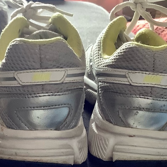 EUC Nike Ladies Running Shoes - Picture 5 of 6